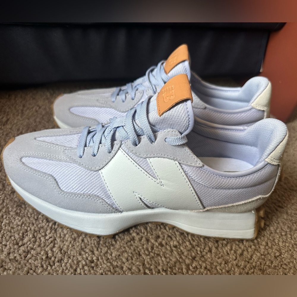 New Balance Women's 327 Sneaker
Size US 11